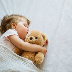 Kiedy dziecko zacznie przesypiać pełne noce? To zagadnienie, z którym zmaga się wielu świeżo upieczonych rodziców.