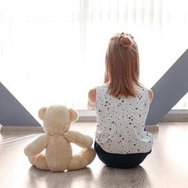 Wspieranie rozwoju dzieci z zaburzeniami ze spektrum autyzmu: zabawy terapeutyczne i praktyczne porady dla rodziców